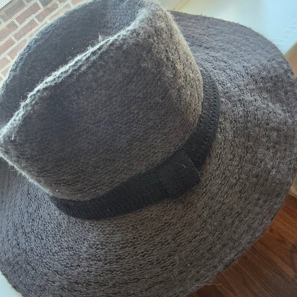 Large brim hat